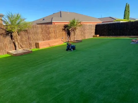 Synthetic turf lawn