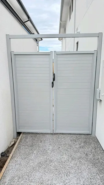 Side gate
